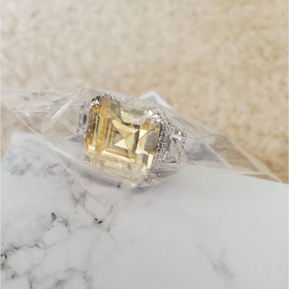 GENEVIVE Sterling Silver Ring with Faceted Cubic Zirconia - Picture 4 of 8